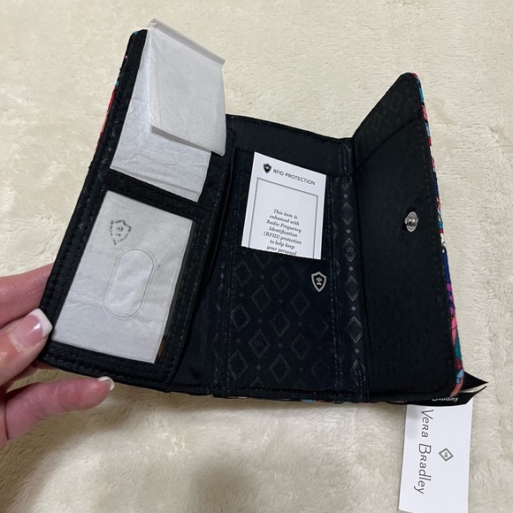NWT Vera Bradley RFID Smartphone Tech Wallet Wristlet Haymarket Paisley MSRP $59 - Picture 3 of 4